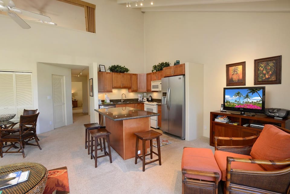 Maui Kamaole B-210 Large Lanai Ocean View, Large 2-BD, Full A/C, Nearby Beach Apartment in Wailea