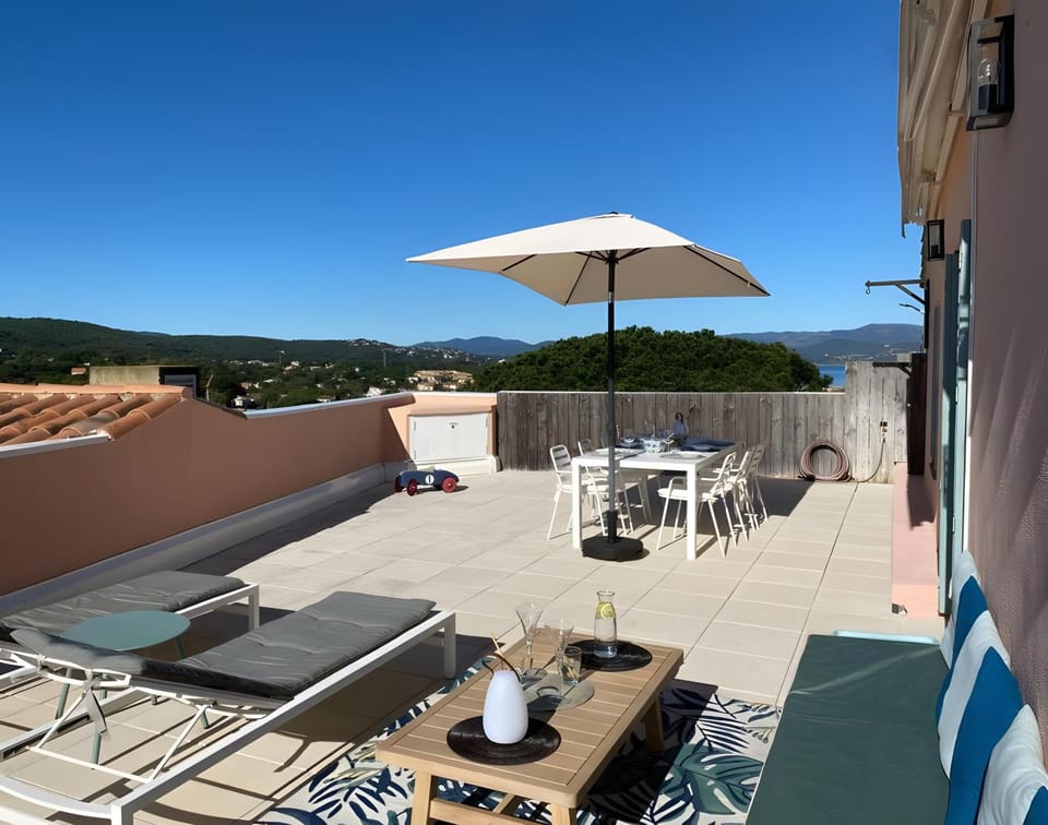 Property building, Balcony/Terrace, Living room
