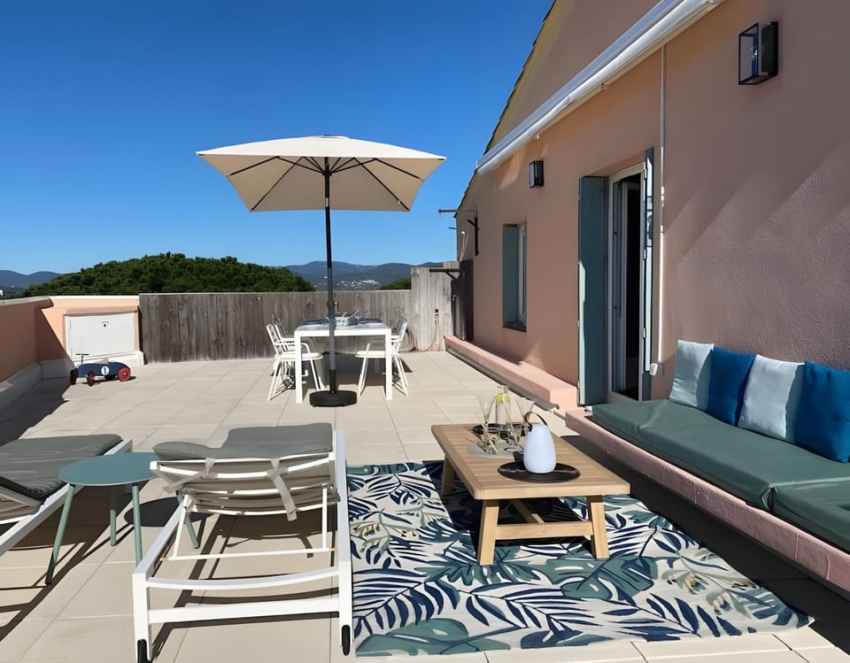 Property building, Balcony/Terrace, Living room