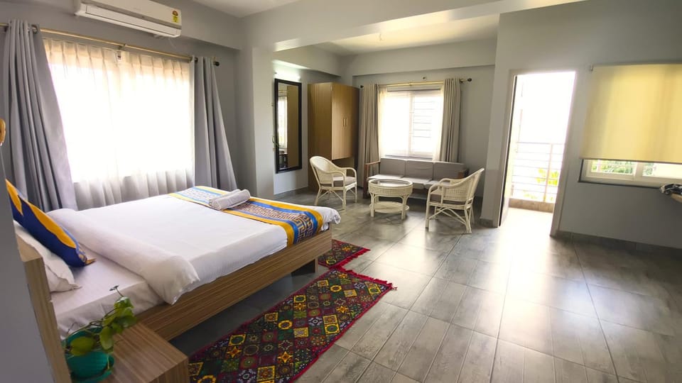Bed, Balcony/Terrace, Photo of the whole room, Seating area, Bedroom, towels, wardrobe, air conditioner