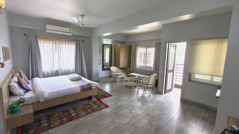 Bed, Balcony/Terrace, Photo of the whole room, Seating area, Bedroom, air conditioner