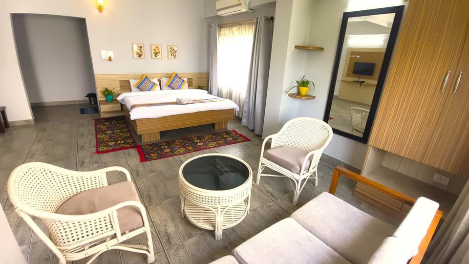 Bed, Living room, Photo of the whole room, Seating area, Bedroom, wardrobe, air conditioner
