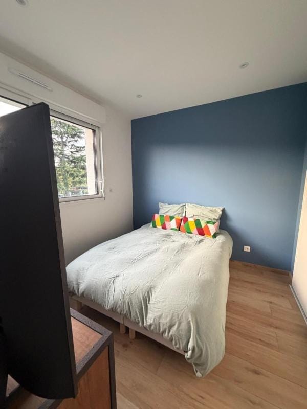 Bed, TV and multimedia, Photo of the whole room, Bedroom
