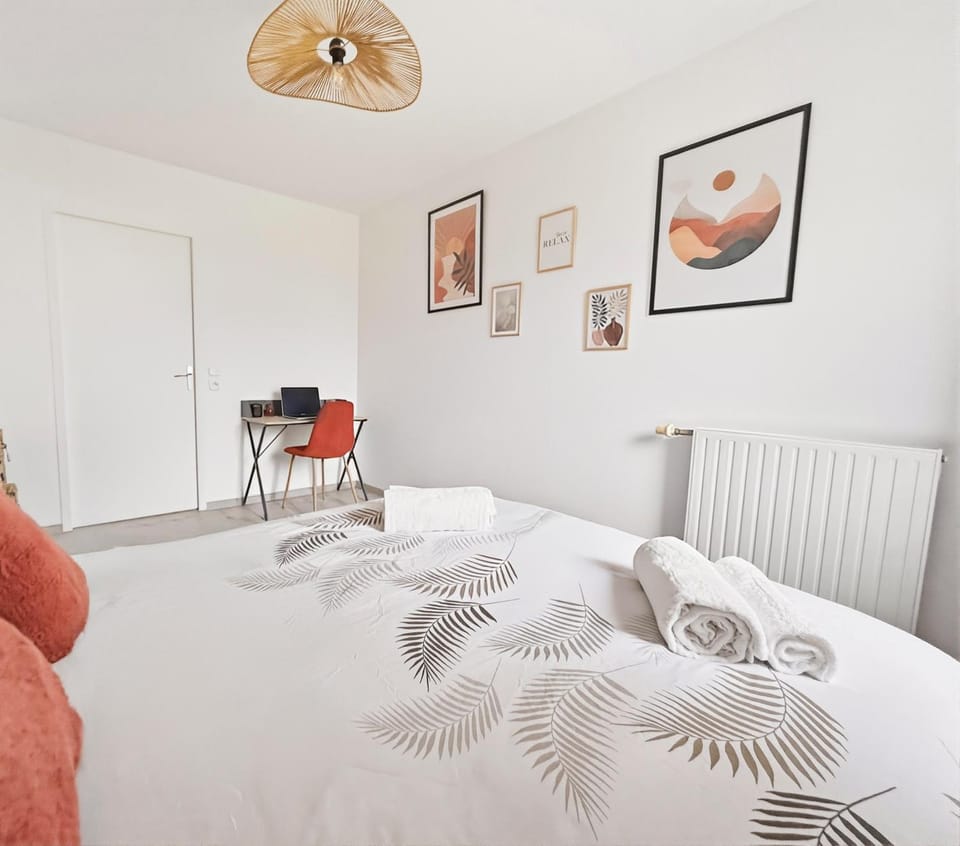 Bed, Photo of the whole room, Seating area, Bedroom