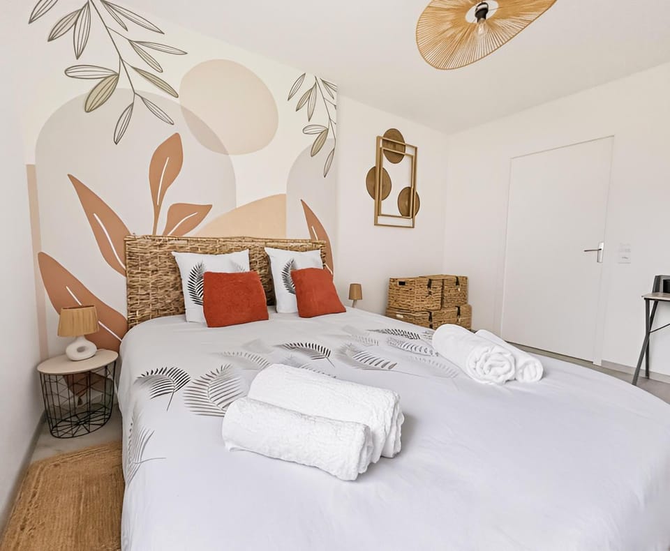 Bed, Photo of the whole room, Bedroom, towels