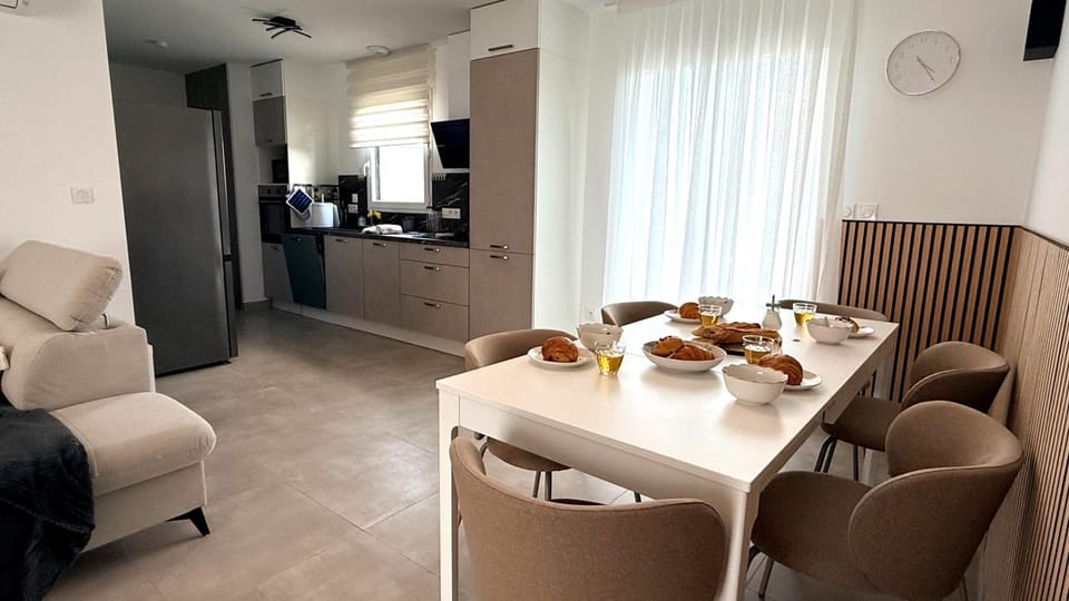 Coffee/tea facilities, Kitchen or kitchenette, Dining area