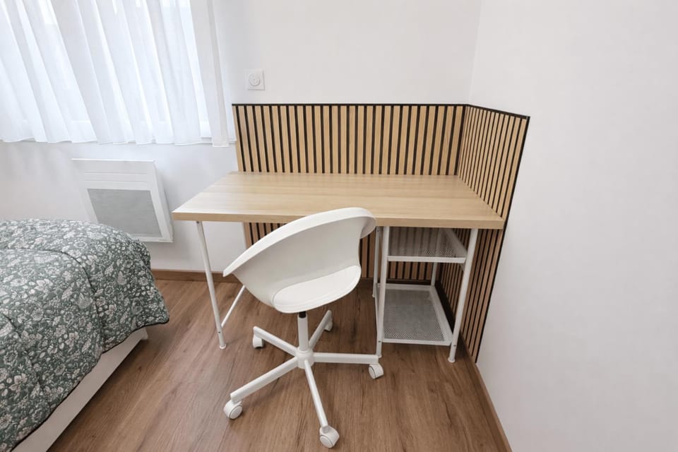 Bed, Photo of the whole room, Seating area, Bedroom