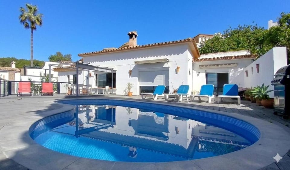 Property building, Pool view, Swimming pool, sunbed