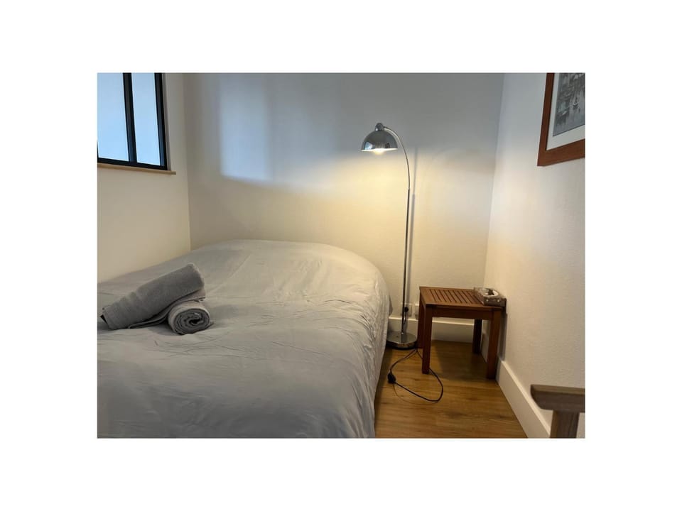 Bedroom, towels