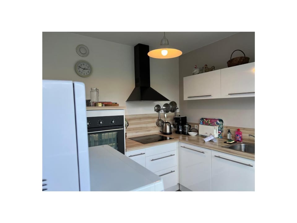 Coffee/tea facilities, oven, stove, toaster, kitchen