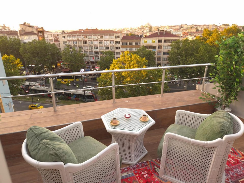4 BR Flat with Terrace and Hot Tub in Historic Istanbul Apartment in Istanbul