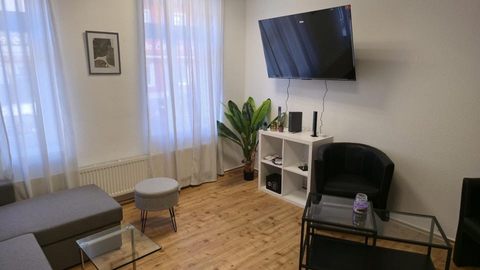 TV and multimedia, Seating area, Evening entertainment