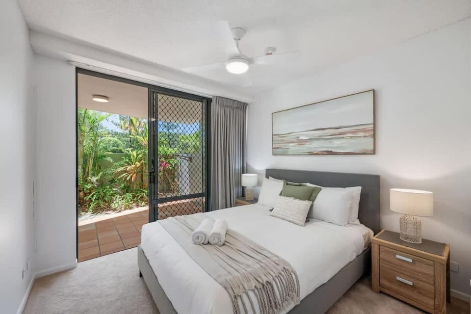 Pawfect Coastal - Pet friendly Beachfront Pool Apartment in Marcoola