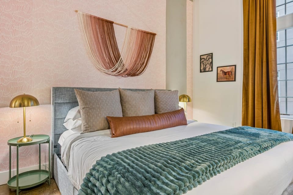 Bed, Living room