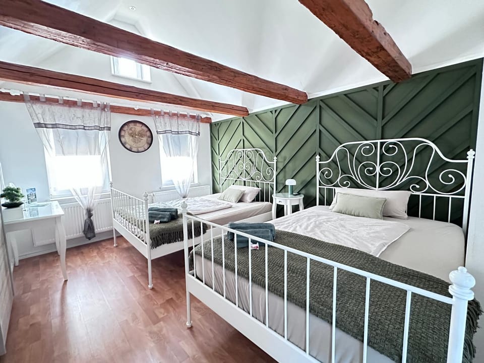 TV and multimedia, Photo of the whole room, Bedroom, wardrobe