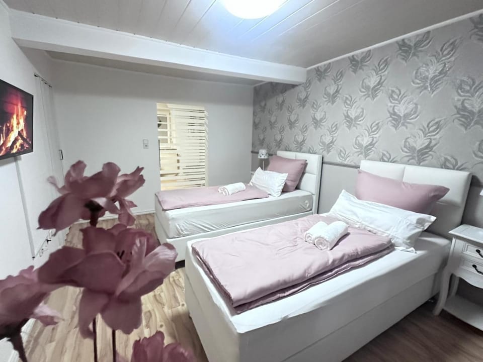 Bed, TV and multimedia, Photo of the whole room, Bedroom