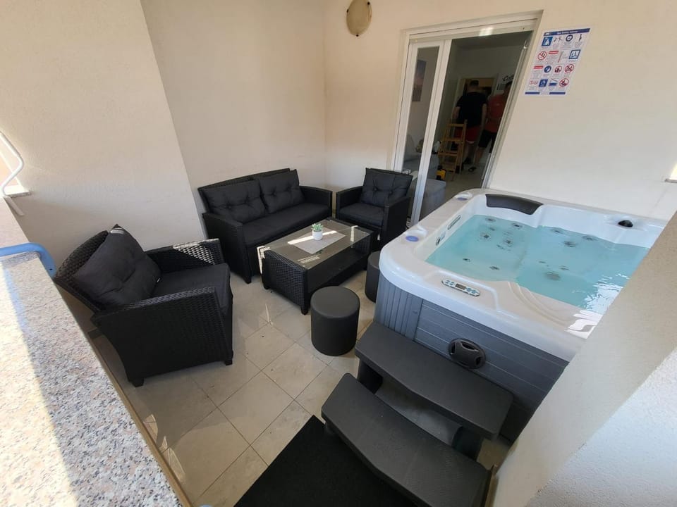 Hot Tub, Seating area