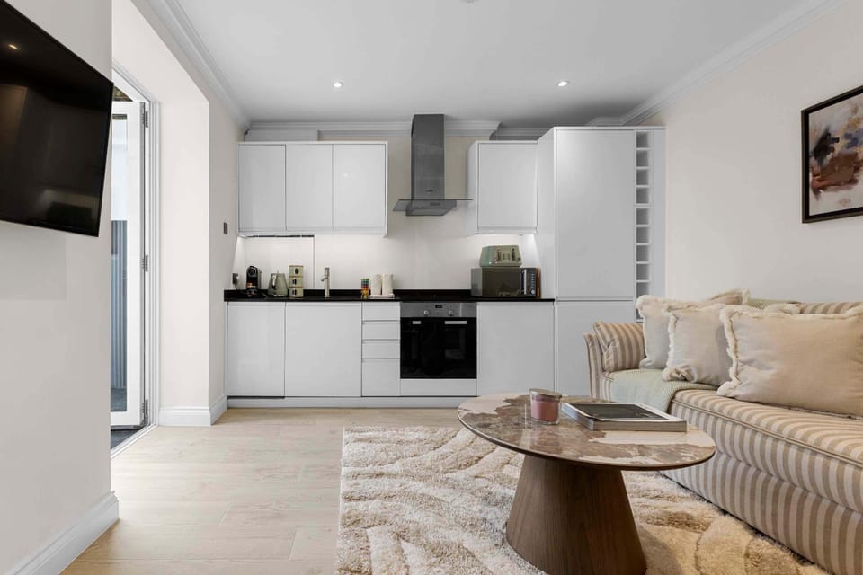 Kitchen or kitchenette, Living room