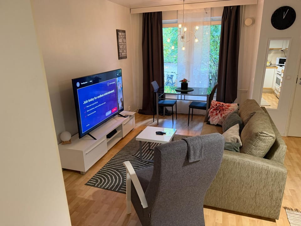Communal lounge/ TV room, TV and multimedia, Living room, Seating area, Evening entertainment