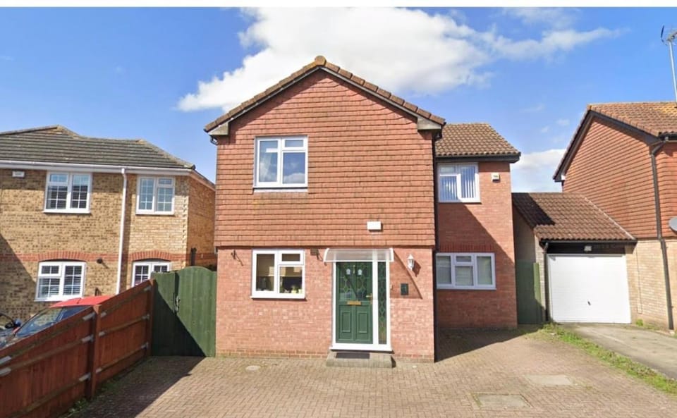Detached Spacious 6 Bedroom Home in Ashford - Free Parking 3x House in Ashford