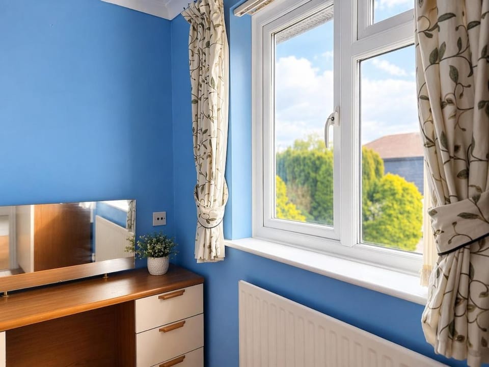 Detached Spacious 6 Bedroom Home in Ashford - Free Parking 3x House in Ashford