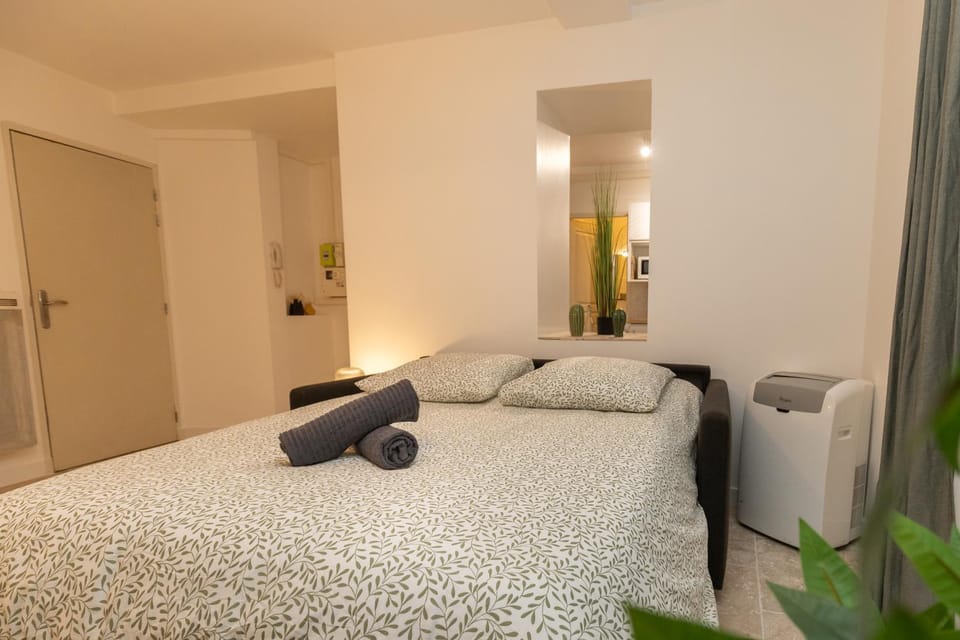 Bed, towels
