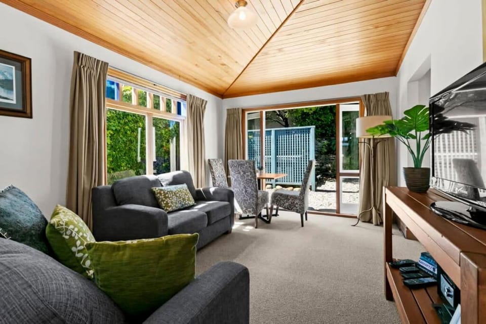 Historic Stonehouse Mini walk to town with shared spa Apartment in Queenstown