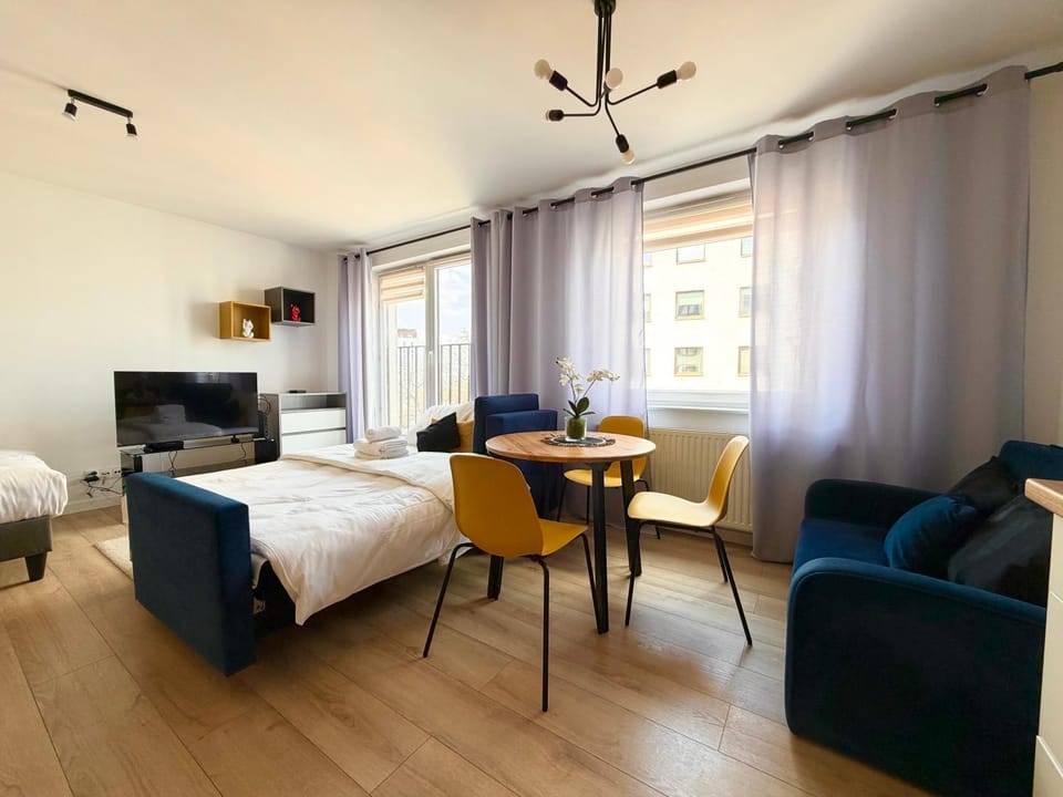 Bed, TV and multimedia, Living room, Photo of the whole room, Seating area, Dining area, Evening entertainment