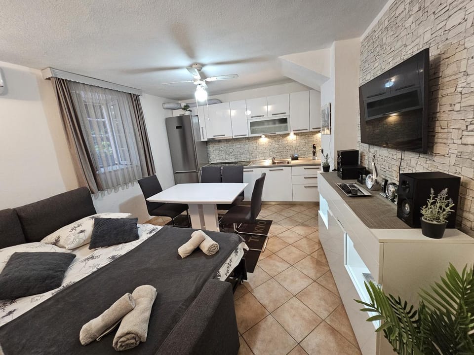 Communal lounge/ TV room, Bed, TV and multimedia, Living room, Dining area, Family, kitchen