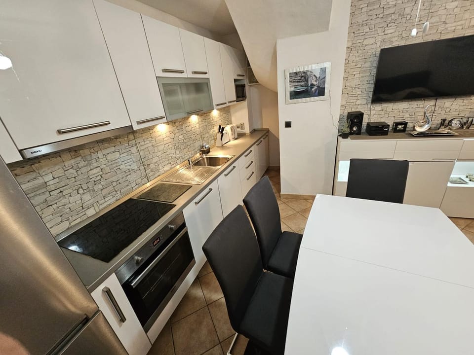 Communal lounge/ TV room, TV and multimedia, Living room, Dining area, Family, kitchen