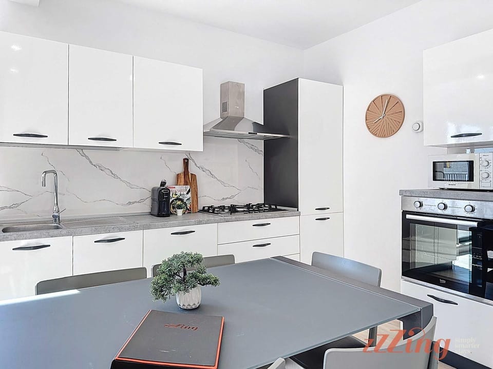 Kitchen or kitchenette, Dining area, microwave, oven, stove