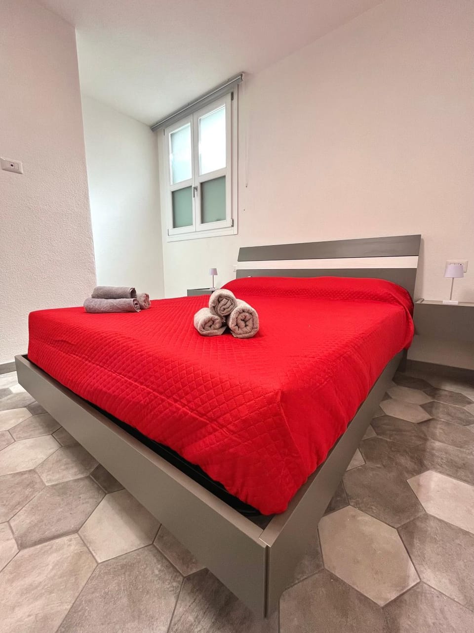 Bed, Bedroom, towels