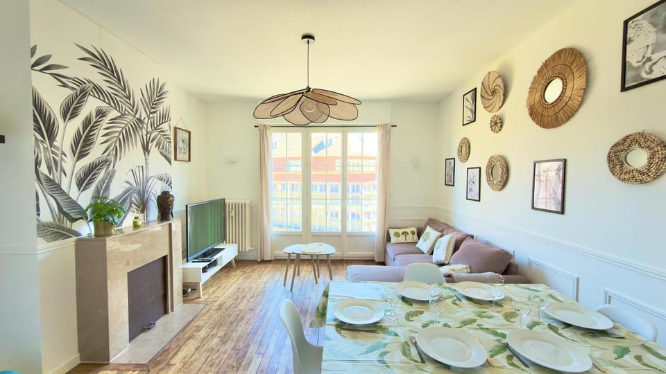 Living room, Decorative detail, Seating area, Dining area, fireplace