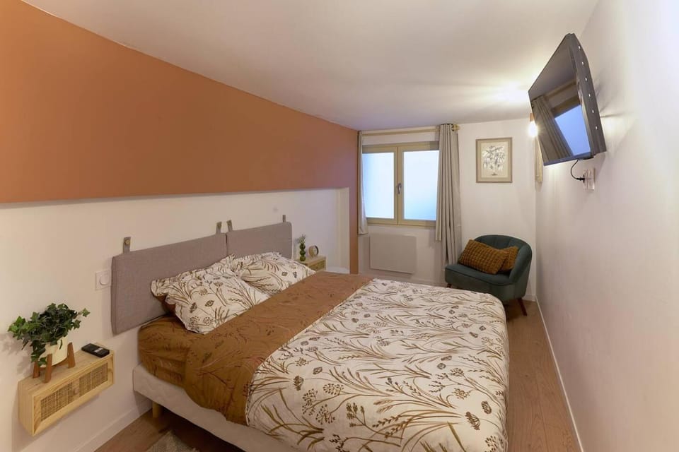 Bed, TV and multimedia, Bedroom