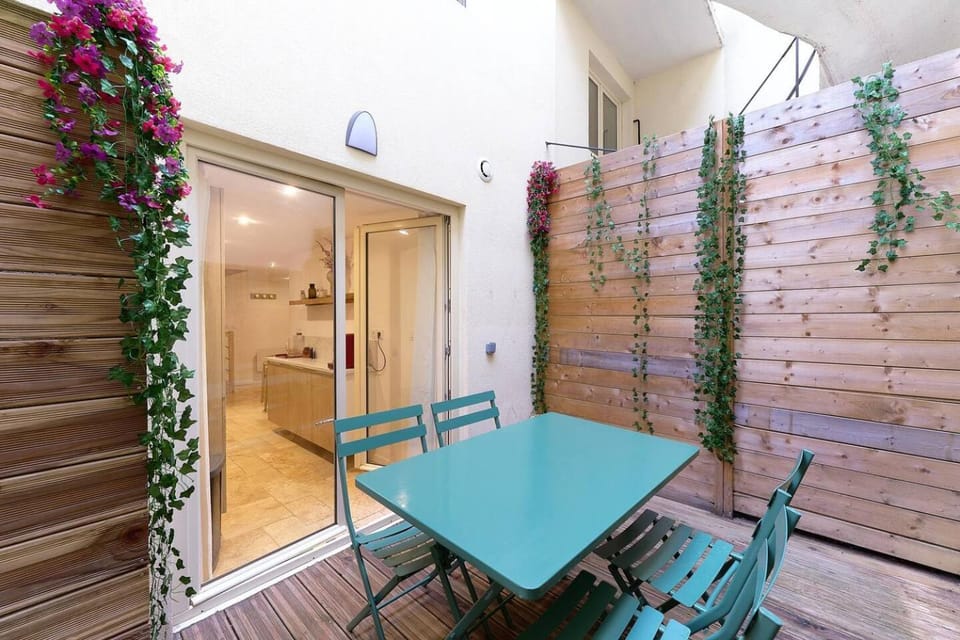 Property building, Balcony/Terrace, Balcony/Terrace