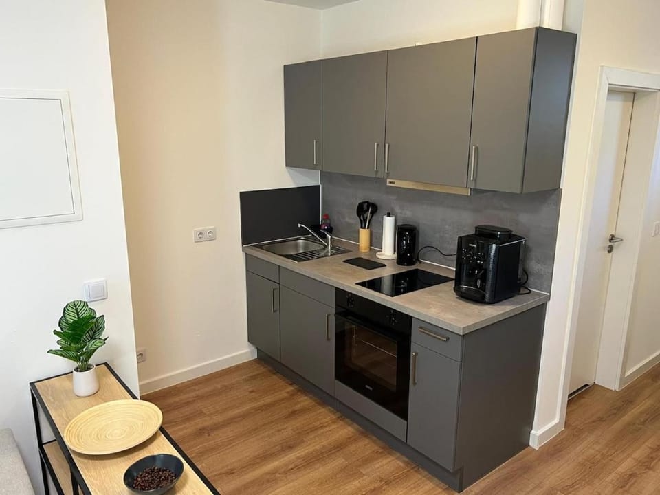 Coffee/tea facilities, Kitchen or kitchenette, stove, toaster