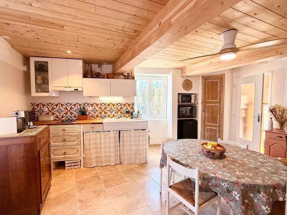 Coffee/tea facilities, Kitchen or kitchenette, Dining area, dishwasher, oven, stove, toaster