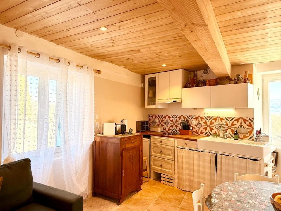 Coffee/tea facilities, Kitchen or kitchenette, Dining area, oven, stove, toaster