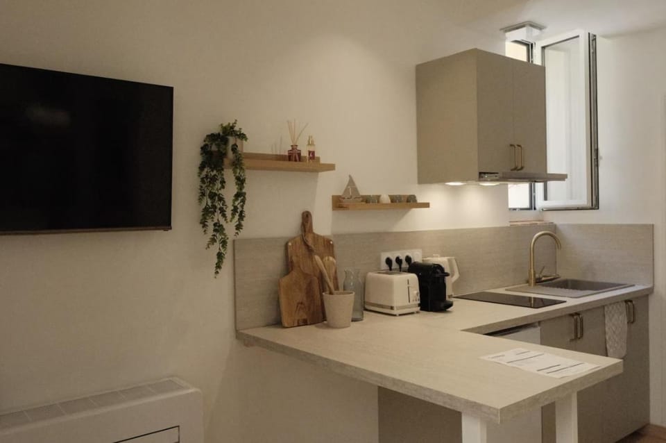 Coffee/tea facilities, kitchen, air conditioner