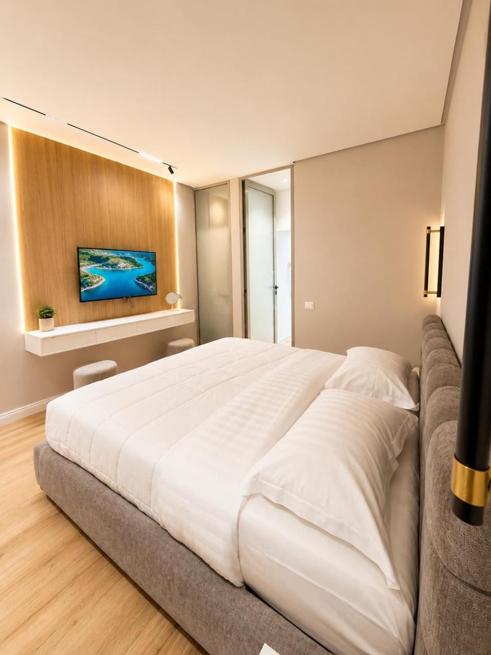 TV and multimedia, Photo of the whole room, Bedroom