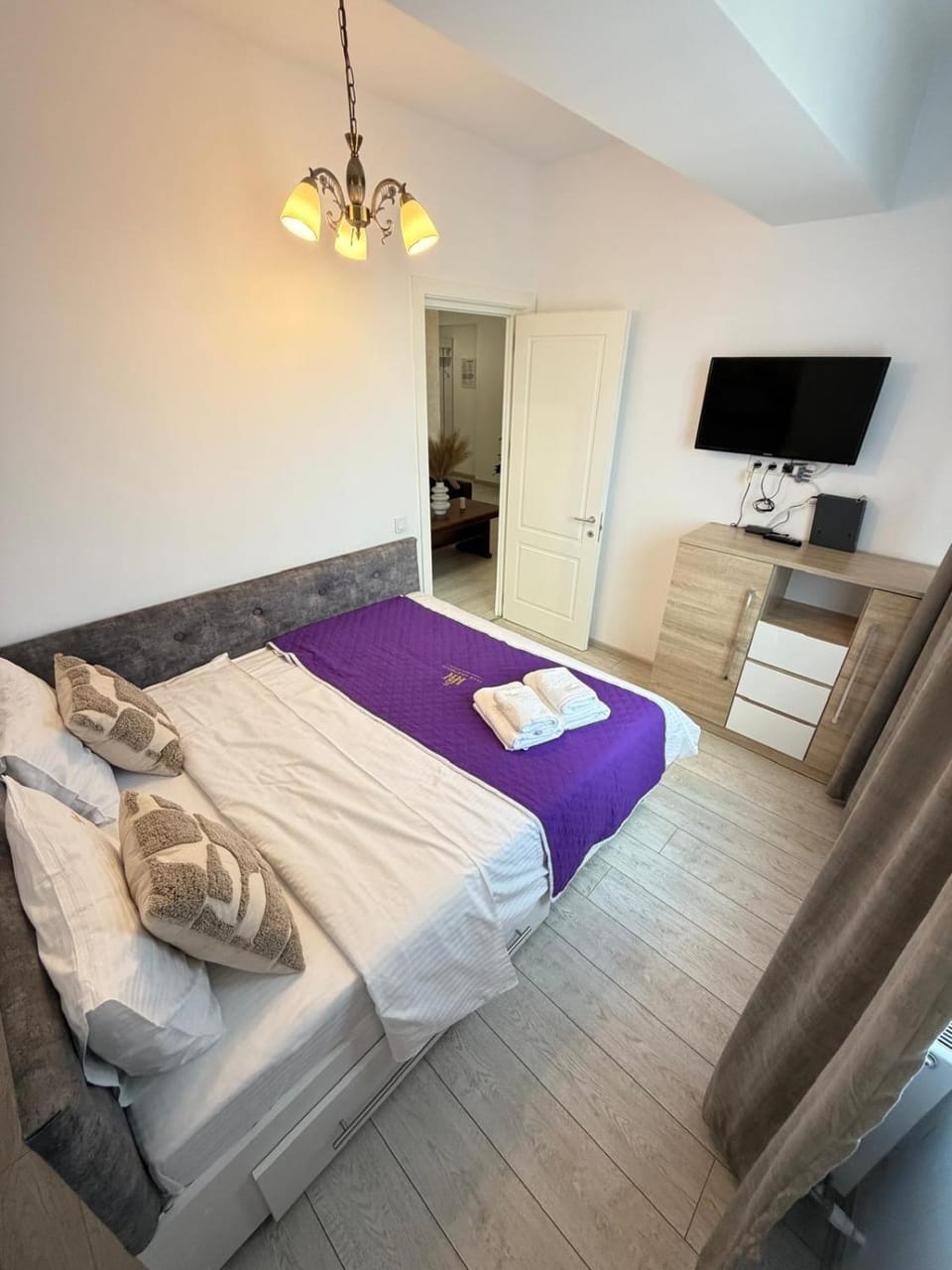 Communal lounge/ TV room, Bed, TV and multimedia, Kitchen or kitchenette, Living room, Photo of the whole room, Seating area, Evening entertainment, Bedroom, towels