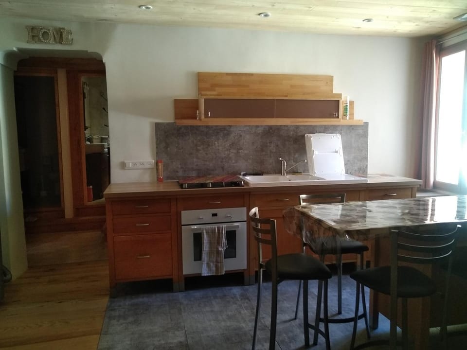 Kitchen or kitchenette, Dining area