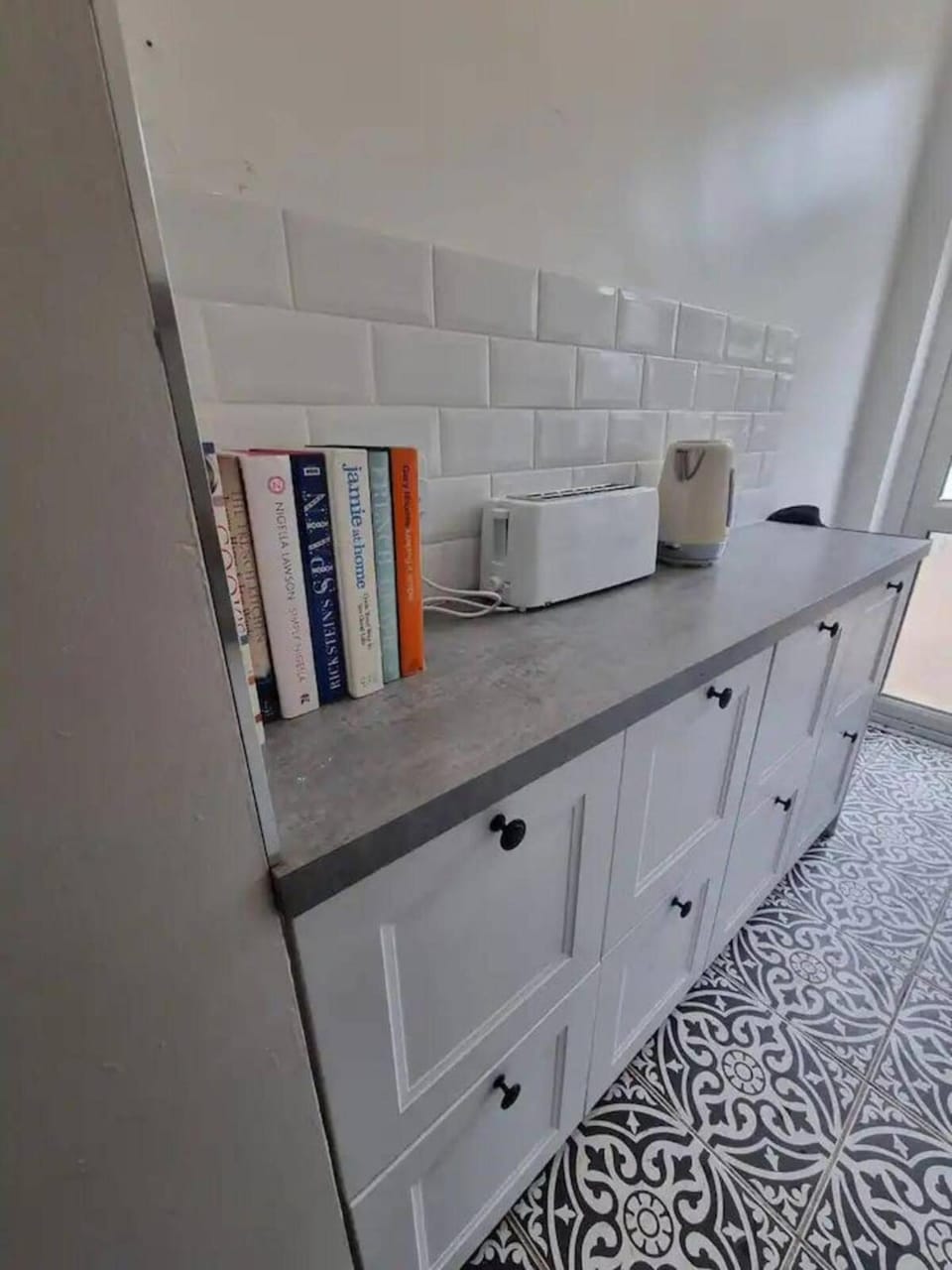 furniture, toaster, acessibility