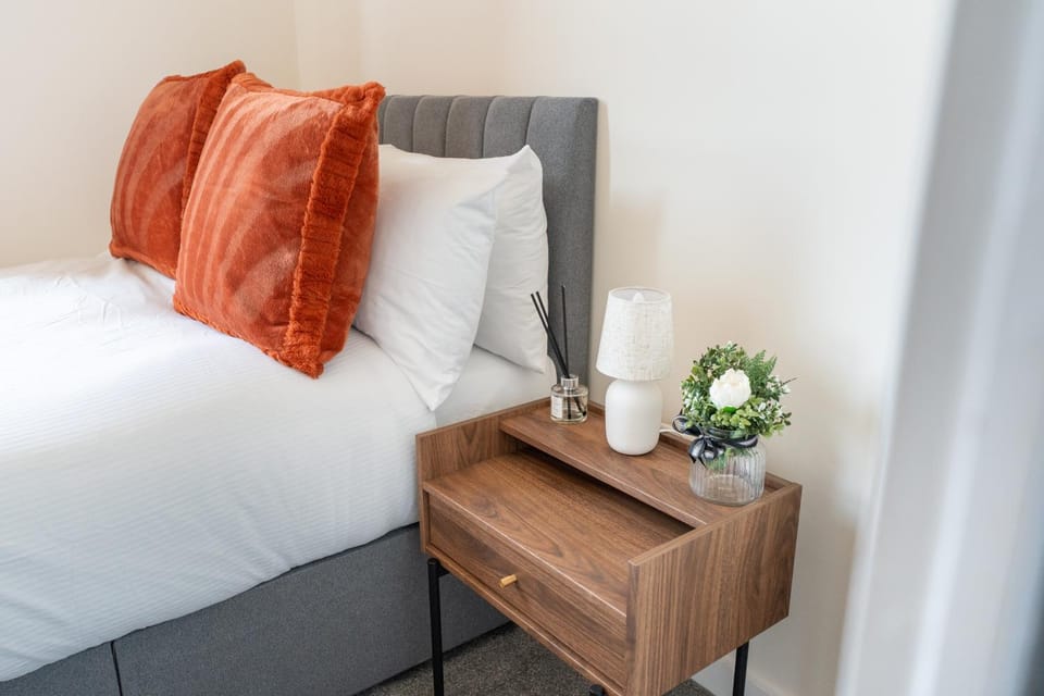 Luxury Group Stay, Parking, Near Station Apartment in Leeds