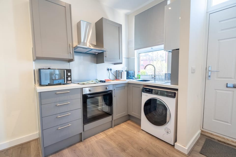 Luxury Group Stay, Parking, Near Station Apartment in Leeds