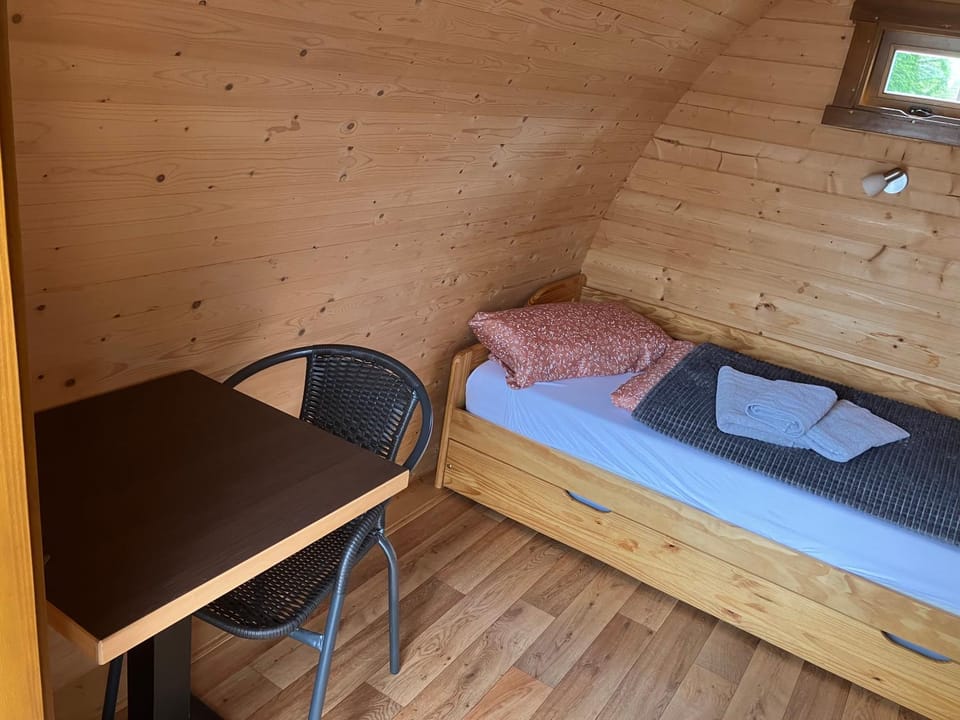 Nr 5 Camping Pod mit Terrasse und Seeblick Campground/ 
RV Resort in Saxony