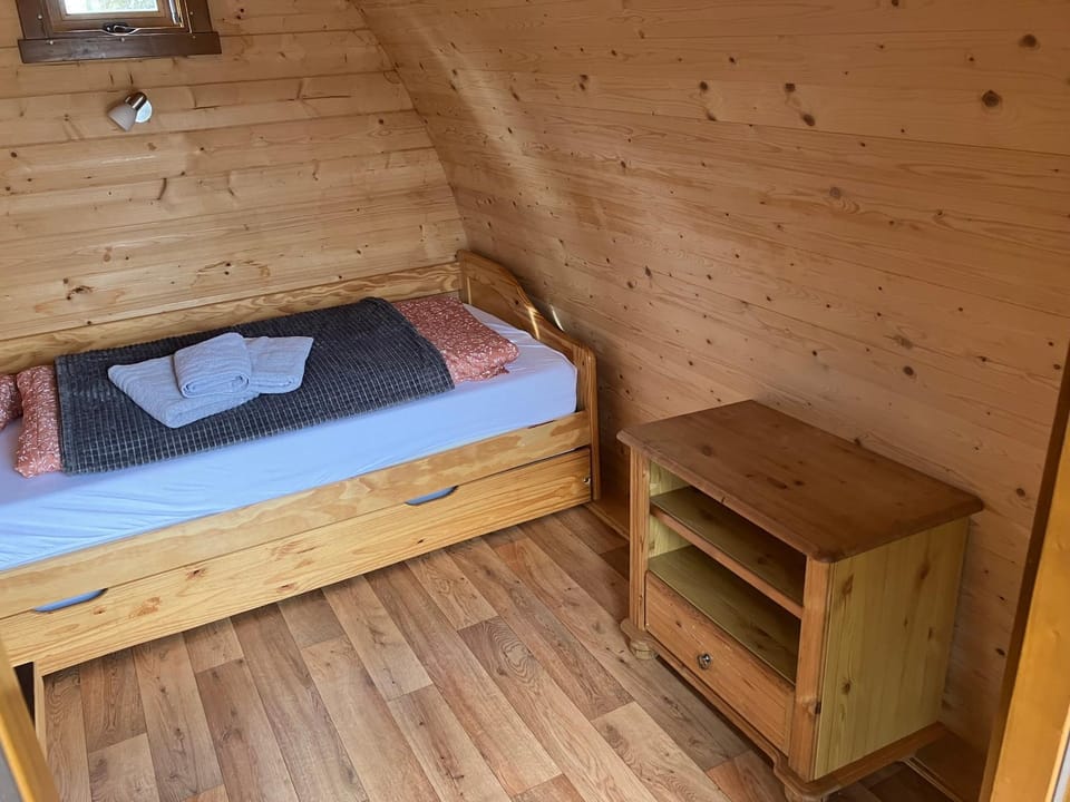 Nr 5 Camping Pod mit Terrasse und Seeblick Campground/ 
RV Resort in Saxony