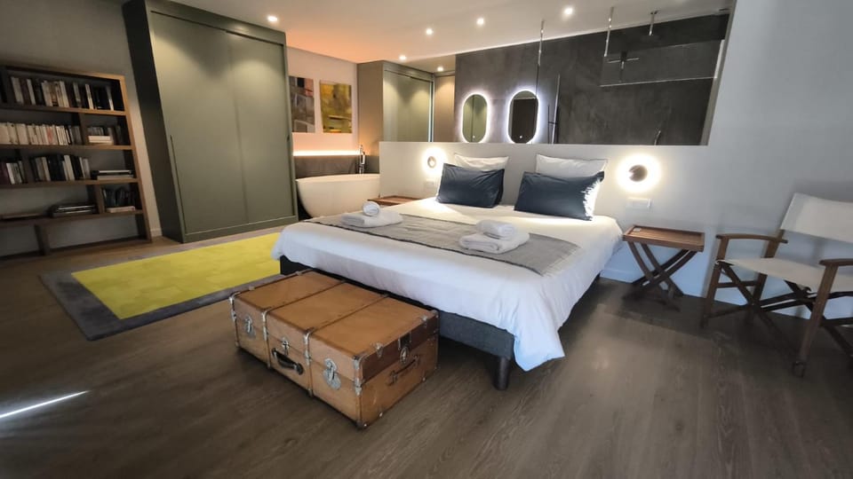 Bed, Library, Living room, Photo of the whole room, Seating area, Bedroom, hair dresser