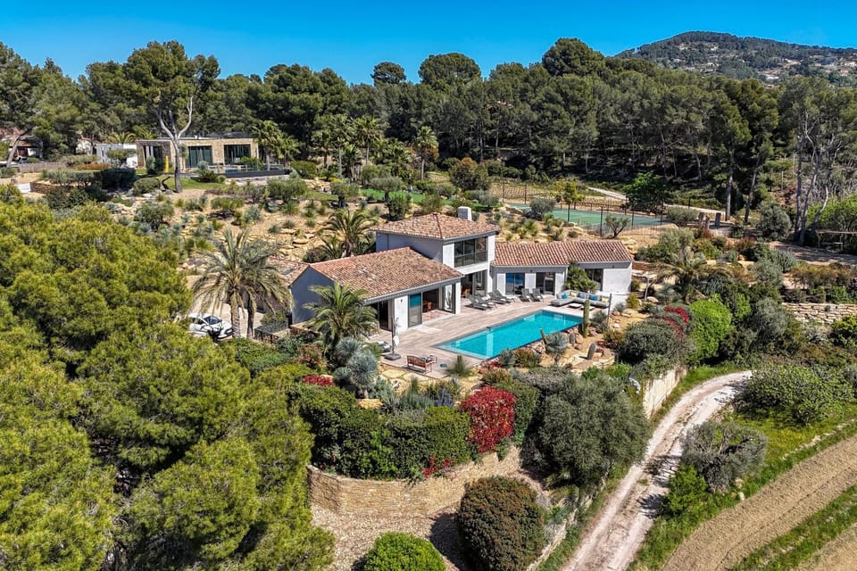 Property building, Bird's eye view, Garden, Swimming pool