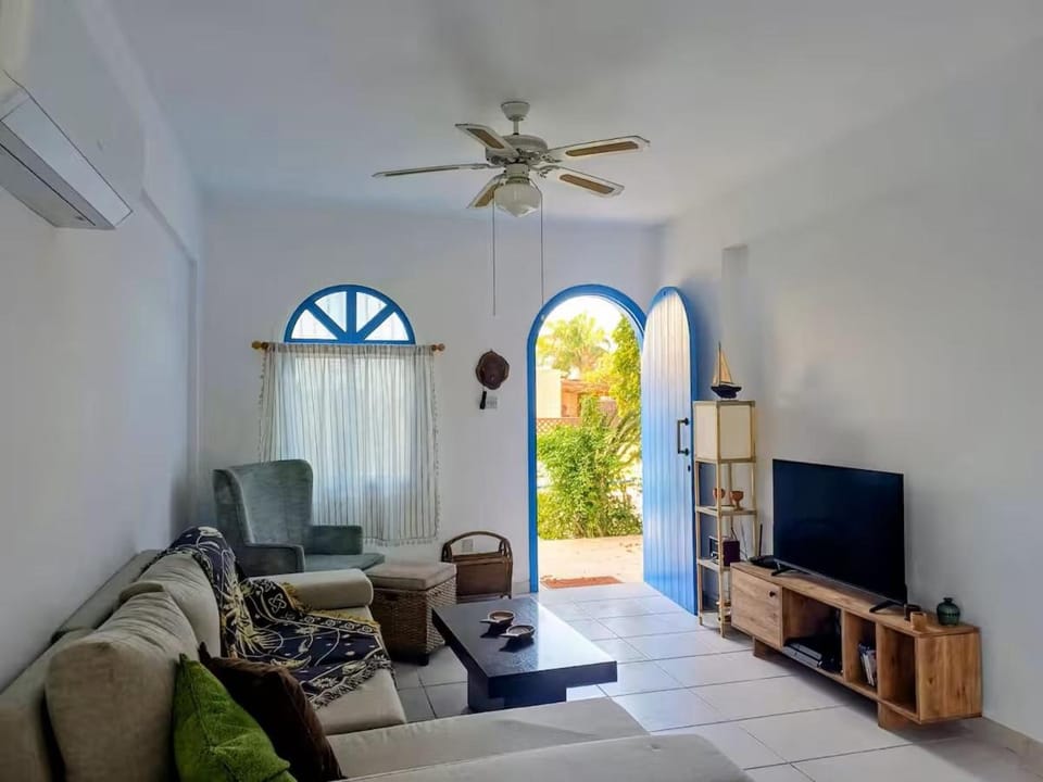 Facade/entrance, TV and multimedia, Living room